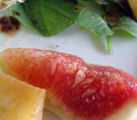 Salada de rúcula, figos e camembert crocante