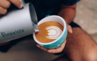 Campeonato de LatteArt com leite vegetal valoriza a arte de servir café com leite vaporizado