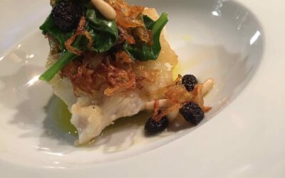 Bacalao con espinacas, pasas y piñones e o bolo simples