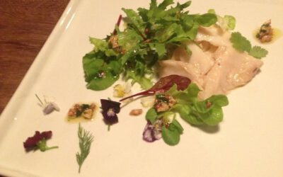 Ensalada de bacalao y rúcula, vinagreta de hierbas y frutos secos